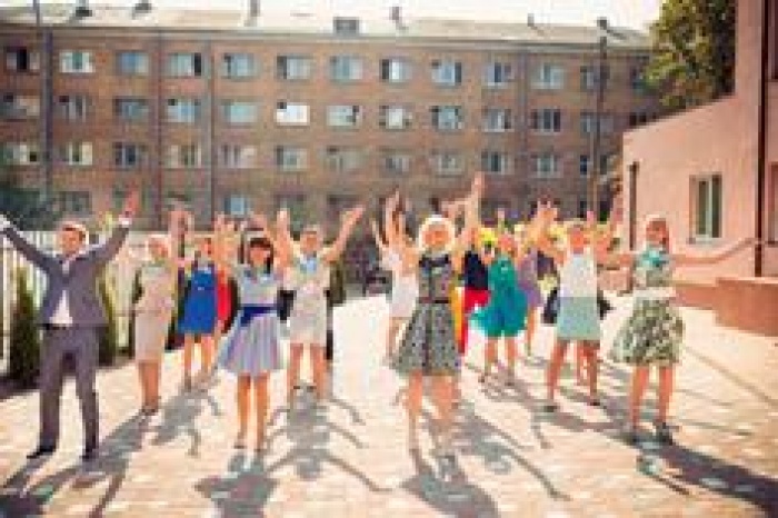 Флешмоб от учителей открыл в Киеве школу, которая учит думать