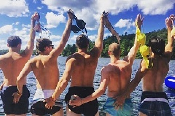 Мужчины, пародирующие женские селфи, прославились в Instagram