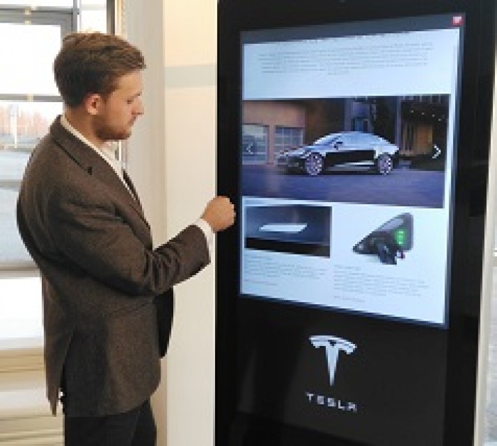 Автомобиль будущего и инновационный рекламный носитель встретились "под одной крышей".