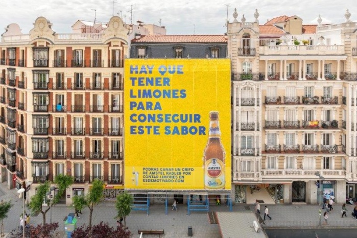 Amstel Redler и Serviceplan озадачили прохожих гигантским рекламным щитом из 14 000 лимонов