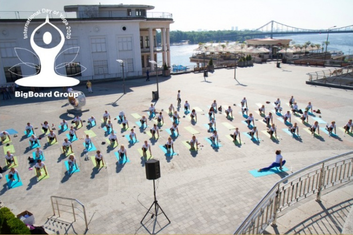 «10 років разом з йогою!»: BigMedia вдруге проведе йога-флешмоб на Поштовій площі 