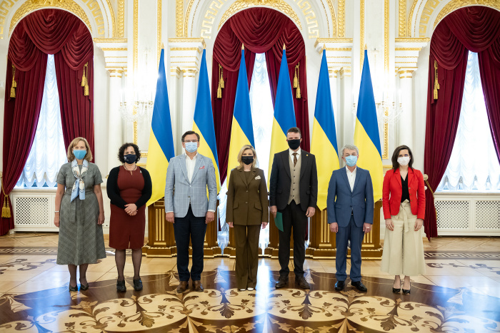 Українська історія для іноземців: MEGOGO та перша леді України Олена Зеленська запускають аудіогід Маріїнським палацом