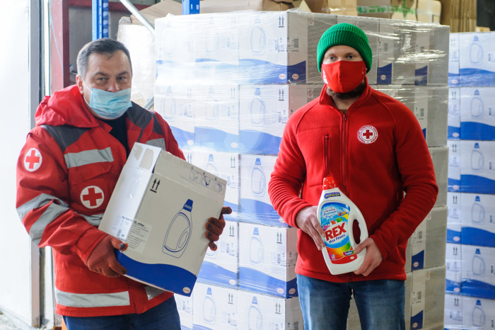 Бренди «Хенкель» передали допомогу «Червоному хресту» для українських родин, які потребують підтримки 