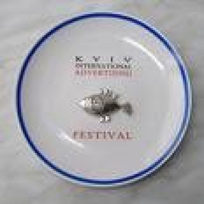 Оргкомитет КМФР принял волевое решение - полюбившиеся многим тарелки с неизменной рыбкой, символом Фестиваля, возвращаются.