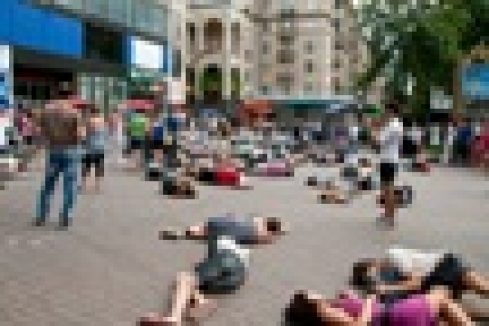 Украинские флэшмоберы съели 85 кг печенья