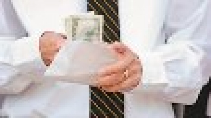 Кому и сколько платят в России, Беларуси и Казахстане?